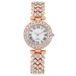 Elegante orologio da polso da donna in strass con cinturino in oro rosa e quadrante.