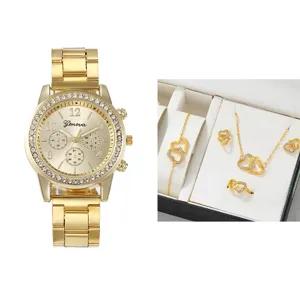 Set da 5 pezzi in oro con orologio al quarzo, lunetta in strass e raffinati gioielli.