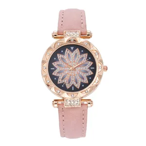 Primo piano dettagliato orologio quarzo donna lusso cinturino pelle rosa e quadrante floreale.