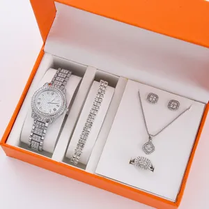 Vista ravvicinata dettagliata di un set regalo di orologio e gioielli in strass scintillanti.