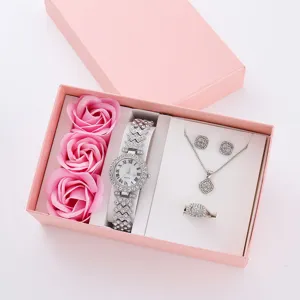 Primo piano dettagliato del set regalo di lusso con strass da donna orologio collana orecchini.