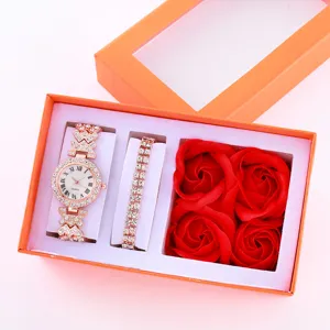 Orologio al quarzo con strass, bracciale e set regalo con rose rosse vista dettagliata