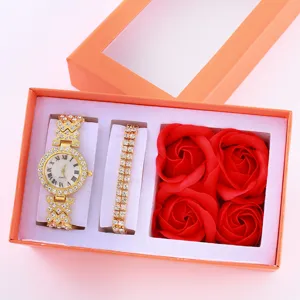 Set regalo di lusso con orologio quarzo strass e bracciale cristallo con rose di sapone rosse.