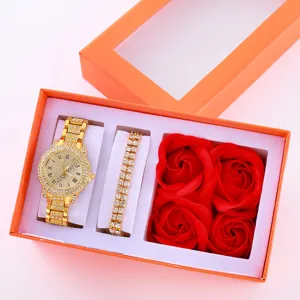 Set regalo orologio al quarzo con strass oro bracciale e rose rosse dettaglio.