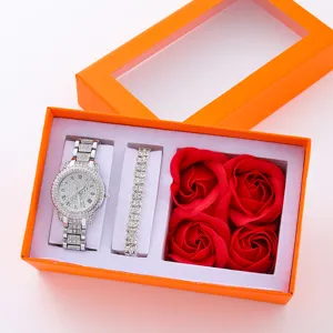 Elegante set regalo con orologio al quarzo da donna bracciale luminoso e quattro rose rosse.