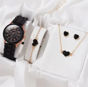 Primo piano di elegante orologio da donna al quarzo con cinturino e set di gioielli.
