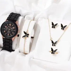 Vista dettagliata dell'orologio in silicone nero e del set di gioielli con farfalle e anello.