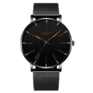Dettaglio orologio al quarzo nero, indicatori arancioni e bracciale in acciaio inossidabile.