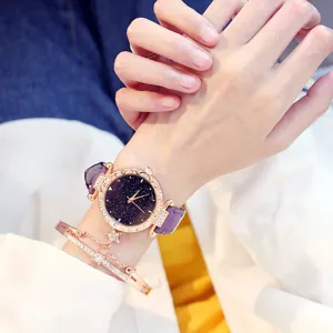 Primo piano dettaglio orologio donna al quarzo cinturino viola quadrante stellato moda