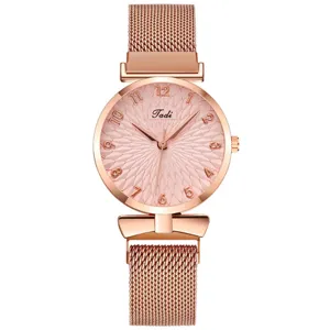 Elegante orologio al quarzo da donna oro rosa con quadrante rosa e cinturino magnetico.