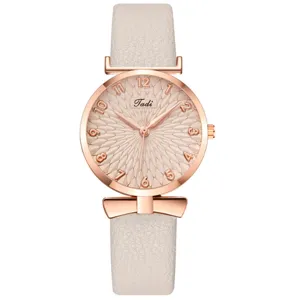 Elegante orologio da donna con cassa in oro rosa, quadrante lavorato e cinturino in pelle.