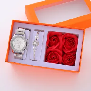 Set regalo di lusso con orologio quarzo strass, braccialetto argento e rose di sapone.