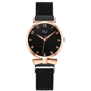 Orologio da donna al quarzo con cinturino in maglia magnetica e quadrante. Dettaglio.