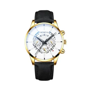 Dettaglio in primo piano dell'orologio al quarzo da uomo con cassa dorata e cinturino in pelle.