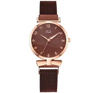 Elegante orologio da donna al quarzo con cassa oro rosa e cinturino magnetico marrone.