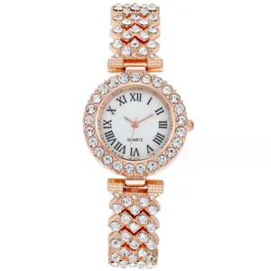 Primo piano dettagliato di un elegante orologio al quarzo in strass oro rosa romano.