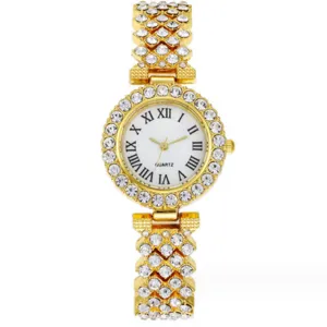 Dettaglio in primo piano dell'elegante orologio da donna al quarzo dorato con strass.