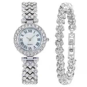 Dettaglio di orologio al quarzo con strass e bracciale argento, elegante orologio con numeri romani.