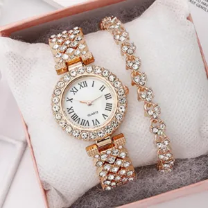 Vista di dettaglio del set di orologio al quarzo da donna con strass e numeri romani
