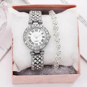 Vista dettagliata di orologio al quarzo da donna con strass e bracciale in confezione regalo.