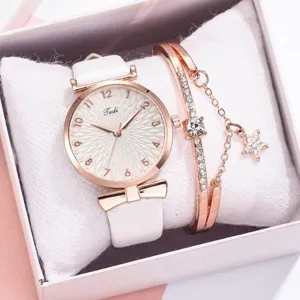 Set elegante di orologio e bracciale da donna con cinturino bianco e dettagli in oro rosa.