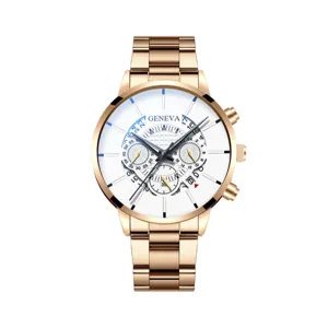 Primo piano dettagliato di un elegante orologio da uomo al quarzo in oro rosa con quadrante.