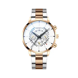 Primo piano dettagliato del quadrante dell'orologio al quarzo bicolore e cinturino.