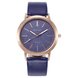 Vista dettagliata dell'orologio da donna al quarzo con quadrante glitterato blu chic.