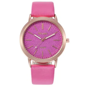 Orologio al quarzo con quadrante glitter rosa, cassa oro rosa e cinturino in pelle rosa.