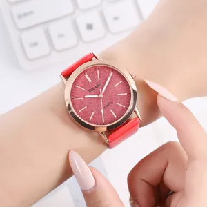 Orologio da polso al quarzo da donna con quadrante rosso glitter e cinturino in pelle.