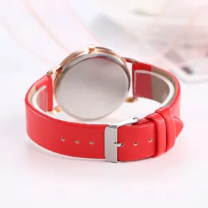 Primo piano cinturino in pelle rossa e fibbia metallica, vista posteriore orologio donna.