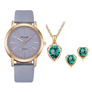 Dettagli in primo piano del set orologio quarzo donna con elegante collana e orecchini.