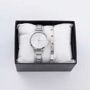 Set orologio al quarzo e bracciale da donna con cinturino metallico argento e quadrante.