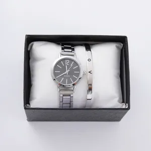 Set orologio al quarzo e bracciale da donna, cinturino in metallo argento, confezione regalo.