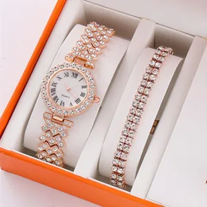 Vista di dettaglio set orologio al quarzo con strass e bracciale donna in scatola regalo.