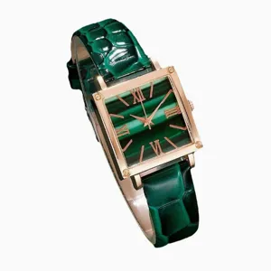 Orologio quadrato da donna con cinturino in pelle verde, cassa oro rosa e numeri romani.