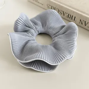 Grijs geplooide haarscrunchie detail, elegante elastische haaraccessoire weergave.