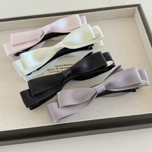 Elegante Satin Schleife Bananen Clips Set, einfarbige Haarklammern für Damen Alltag.
