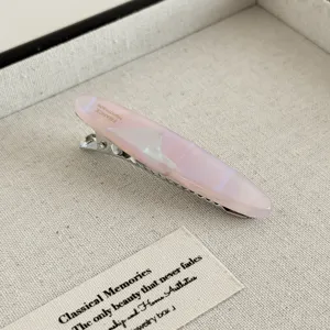 Rosa Acetat Haarklammer Entenschnabelklammer minimalistisches Haaraccessoire fuer Damen.