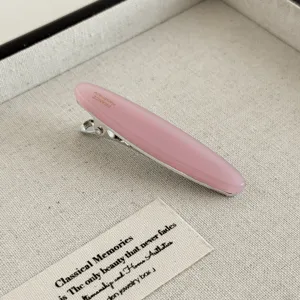 Rosa Acetat Haarklammer Entenschnabelclip minimalistische Seitenklammer fuer Damen Haarstyling.