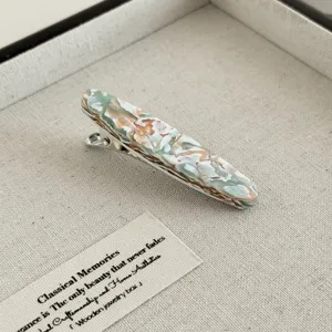 Elegante Acetat Haarklammer mit einzigartiger Marmorstruktur und stabilem Metallclip für den Alltag.
