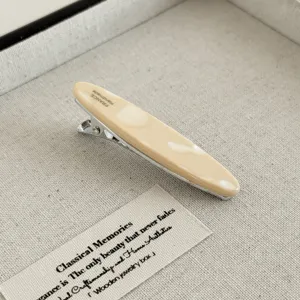Minimalistische beige Acetat Entenschnabel Haarklammer, elegante Seitenklammer für Pony Styling.