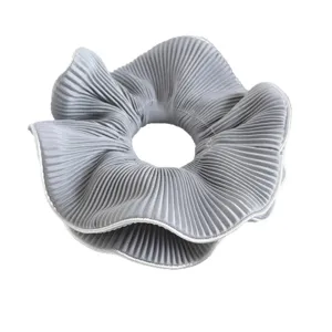 Grijs geplooide haarelastiek met randsel, elegante elastische haaraccessoire voor vrouwen.