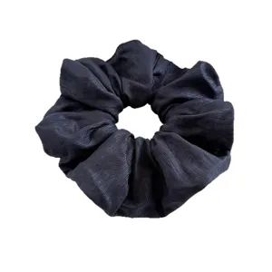 Klassieke zwarte stoffen haarscrunchie voor vrouwen, elegant dagelijks paardenstaart accessoire.