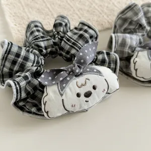 Süßes Karo-Haargummi mit 3D-Stoffhund-Design, perfekt für den Alltag und den Pferdeschwanz.