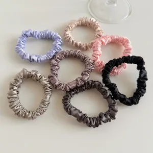 Detailaufnahme von bunten Satin Haargummis mit glatter Stofftextur und verschiedenen schönen Tönen.