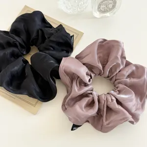 Grote satin haarrekkers set in zwart en oudroze, glanzende geplooide haarelastiekjes voor dames.