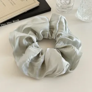 Grote satijnen haarscrunchie met glanzend geplooid ontwerp, elegant effen haaraccessoire voor dames