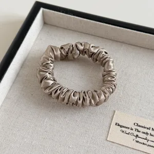 Seidensatin Haargummi Detailansicht, weiches Haarband Accessoire fuer Damen eleganter Alltag.