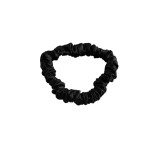 Schwarzes Satin Haargummi für Damen, seidenweiches Haarband für Pferdeschwanz und Alltag.